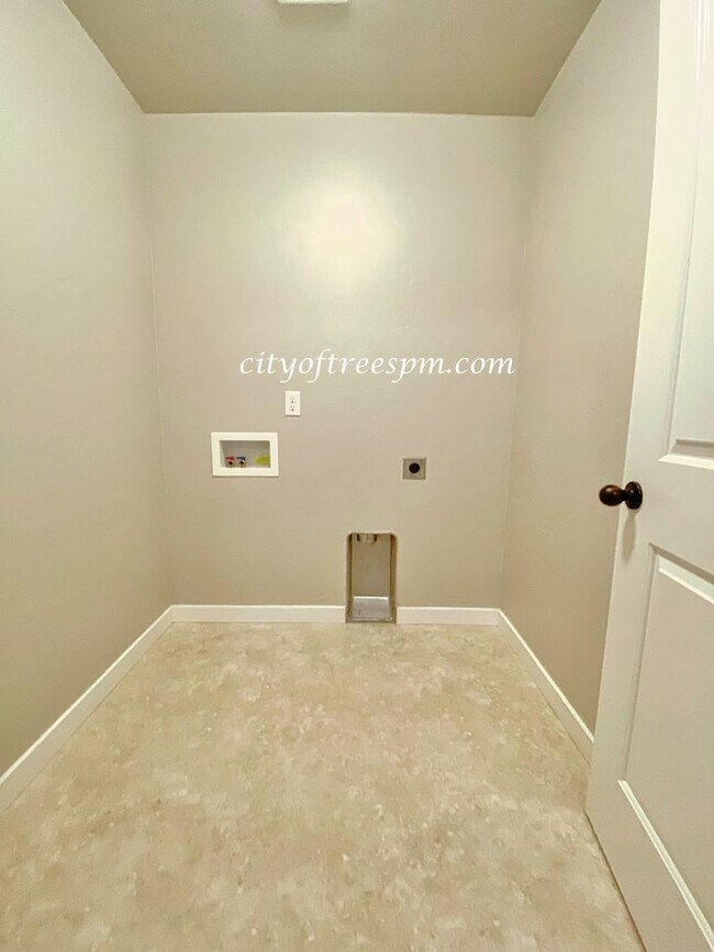 Building Photo - Beautiful Home in Quiet Neighborhood