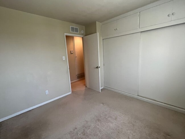 Building Photo - 3 Bedroom 2 Bath Well Kept Traditional Hom...