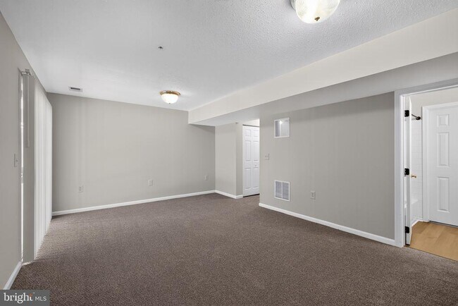 Building Photo - 2434 Sandwich Ct