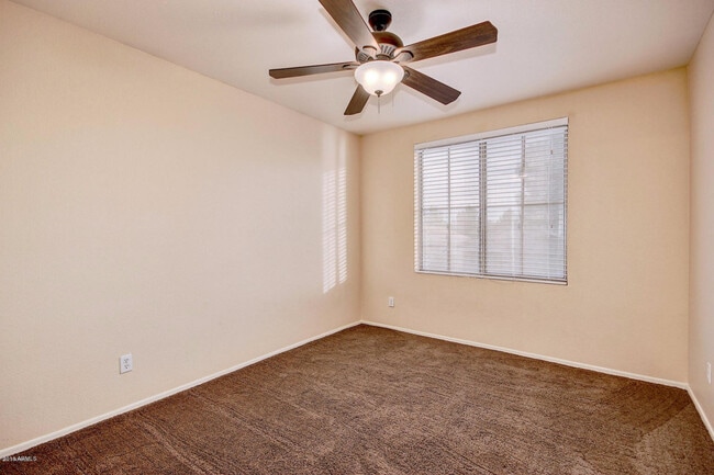 Building Photo - 886 W Bruce Ave