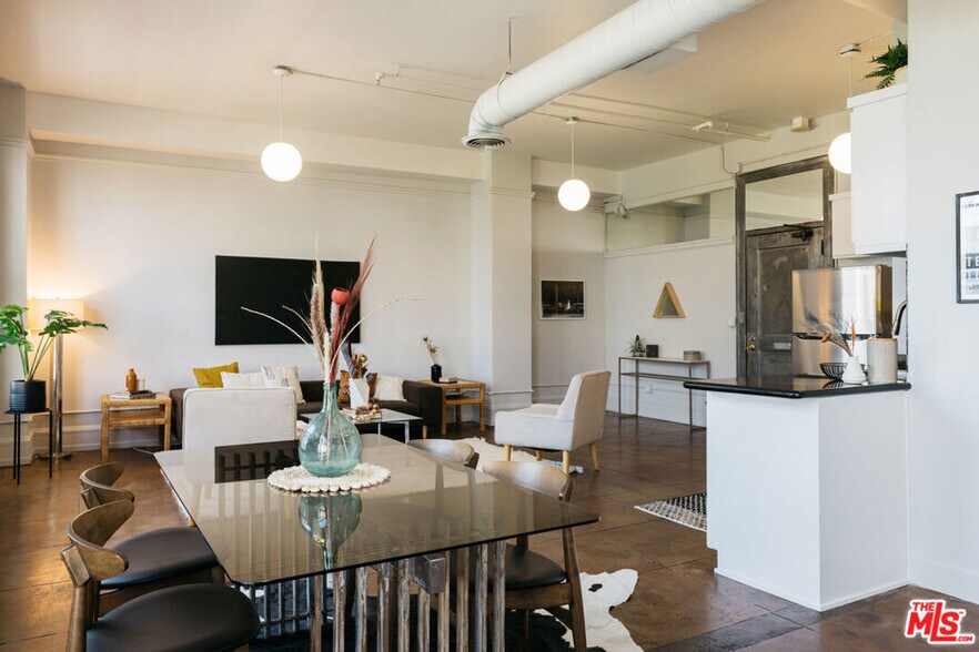 Building Photo - 108 W 2nd St