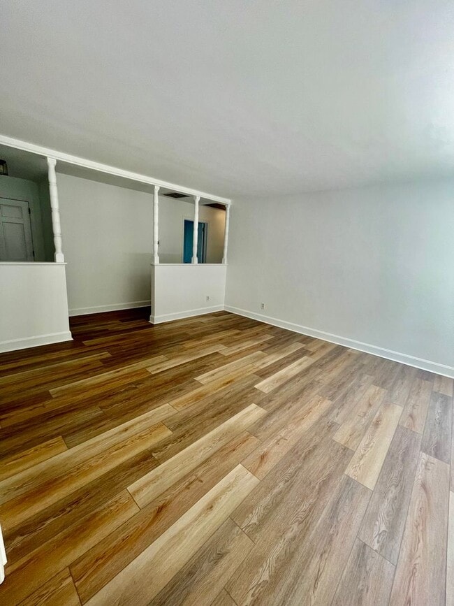 Building Photo - Welcome to the Classic 3 bedroom 1 1/2 bat...
