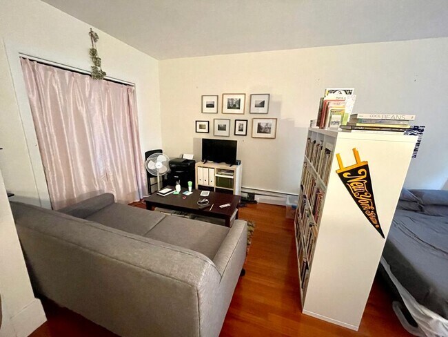 Building Photo - 1067 Beacon St