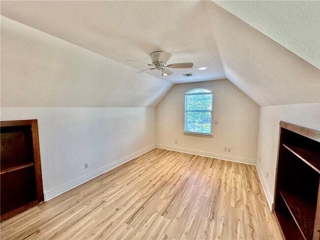 Building Photo - Prime Location 4 Bedroom 3 1/2 bath 2 garages!