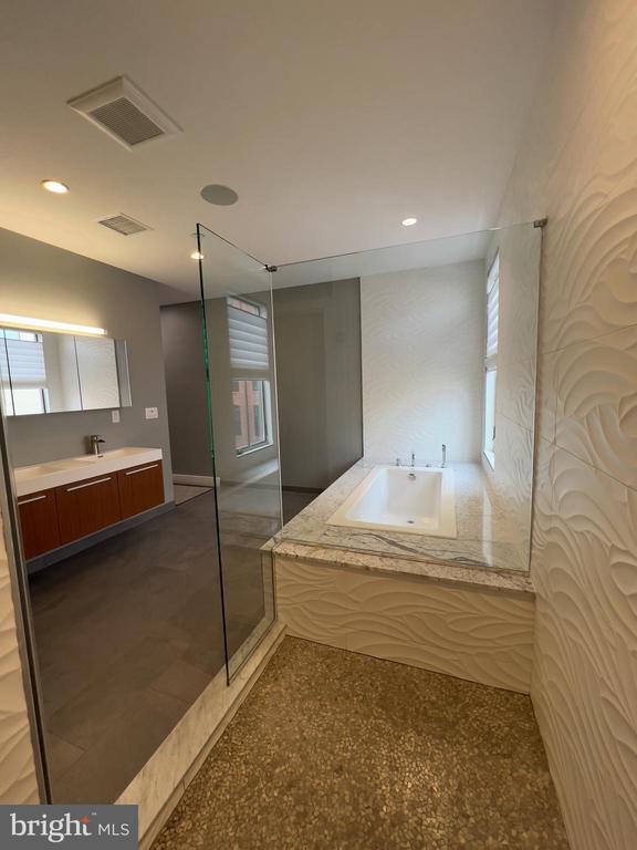 Building Photo - 423 Wallace St