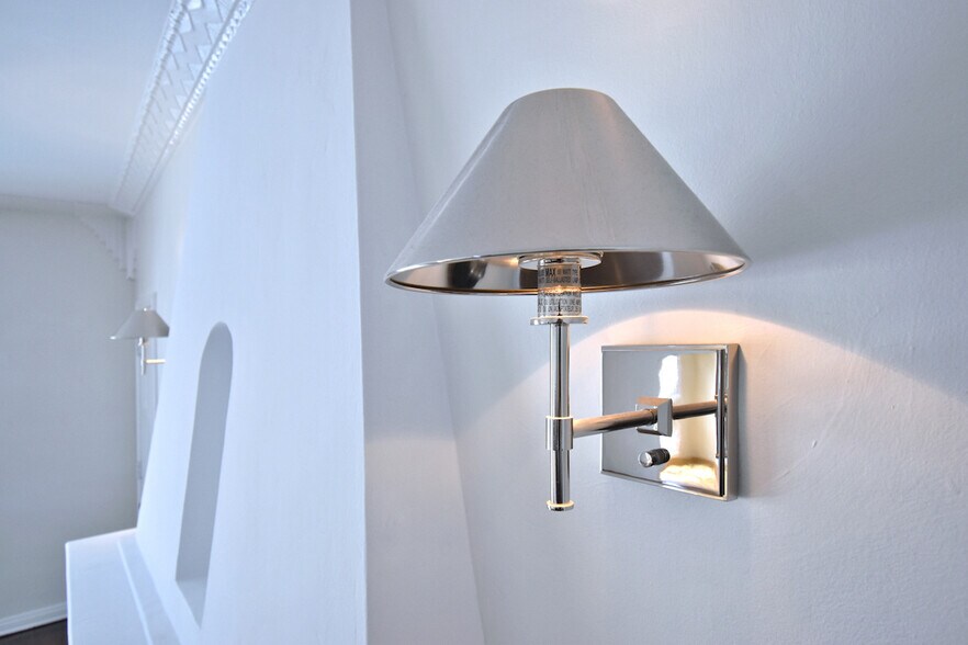 Building Photo - 724 S Genesee Ave