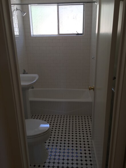 Building Photo - 774 N Daniel Way