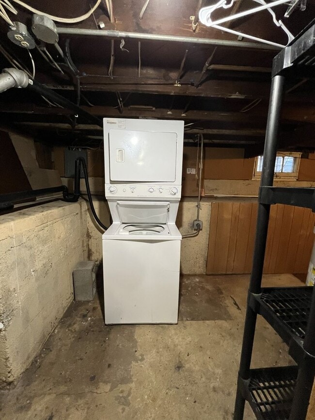 Building Photo - Character-Rich Two-Bedroom with Vintage Bath, Ample Storage & Expansive Outdoor Space