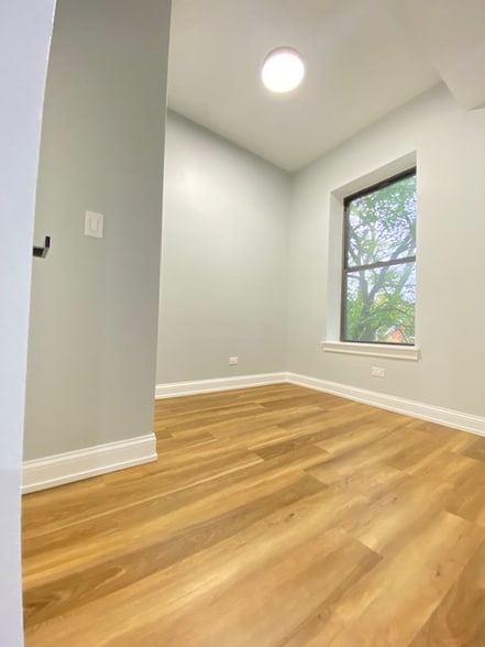 Building Photo - 1305 E 69th St