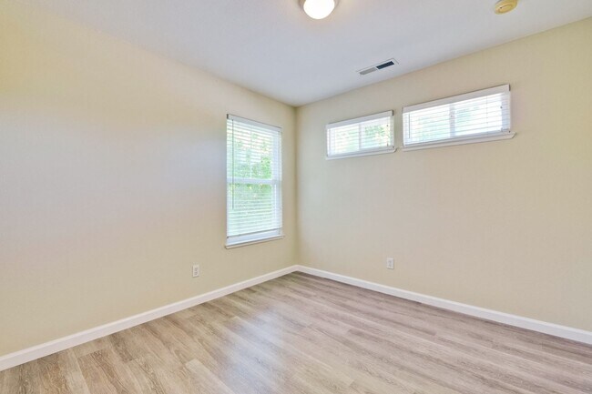 Building Photo - Awesome Home Located in a Quiet Tree Line Neighborhood