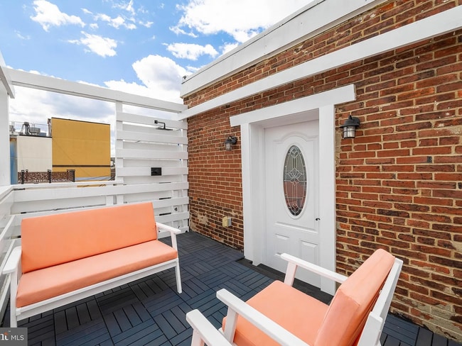 Building Photo - Stunning 2 bed, three story trinity with a two outdoor spaces
