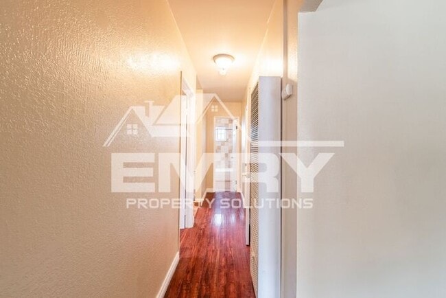 Building Photo - 2 Bed 1 Bath Unit for Rent in East Los Angeles Parking Available