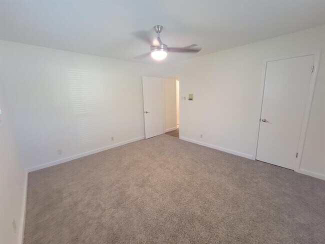 Building Photo - 10403 Pinehurst Dr