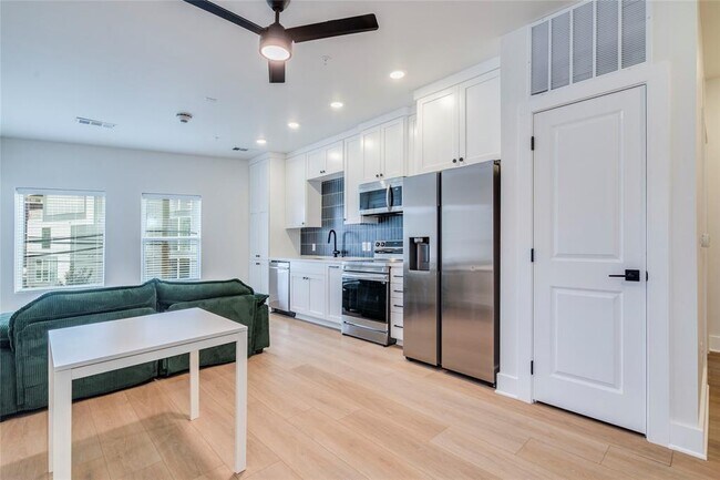 Building Photo - 3000 Duval St