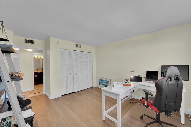 Building Photo - 1401 S Ocean Dr