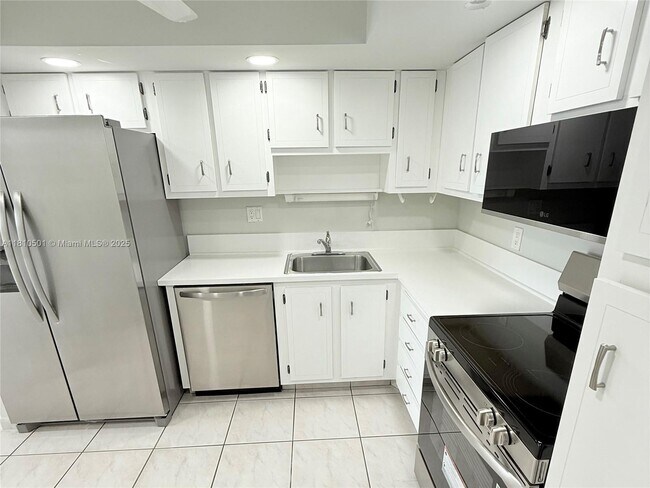 Building Photo - 1300 St Charles Pl