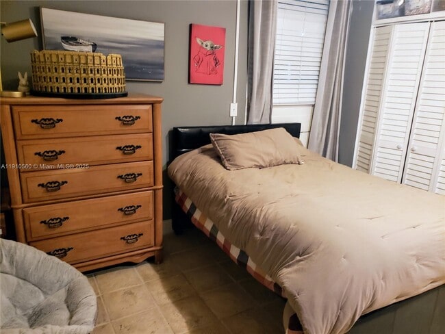 Building Photo - 3101 N Country Club Dr