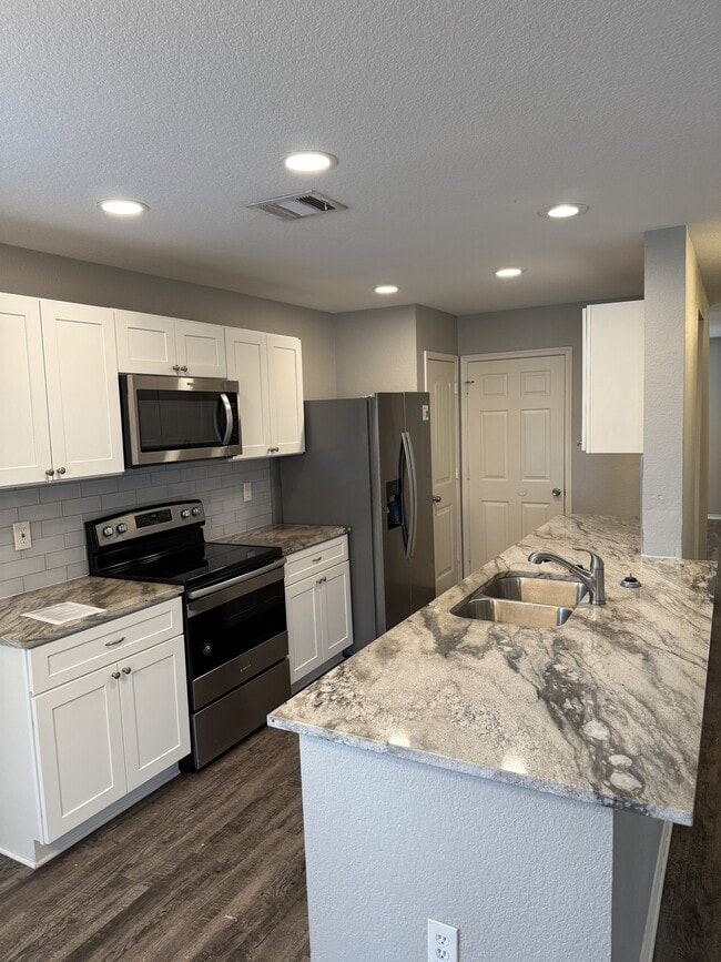 Building Photo - 1936 Encino Dr