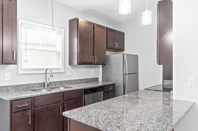 Kitchen - 1625 Golf Club Ln