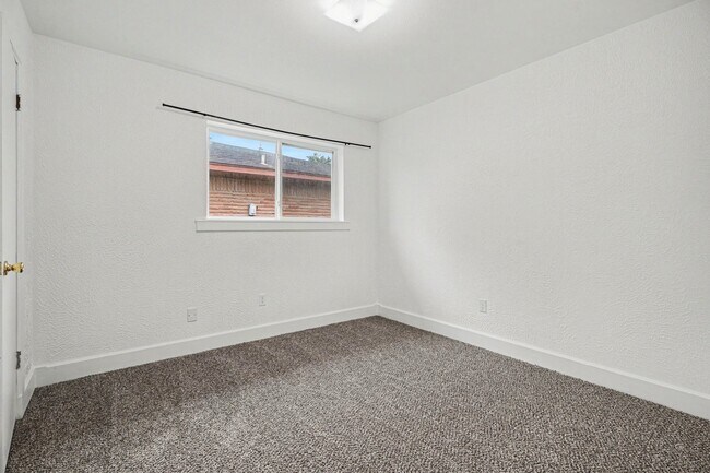 Building Photo - 1105 E Brown Ln