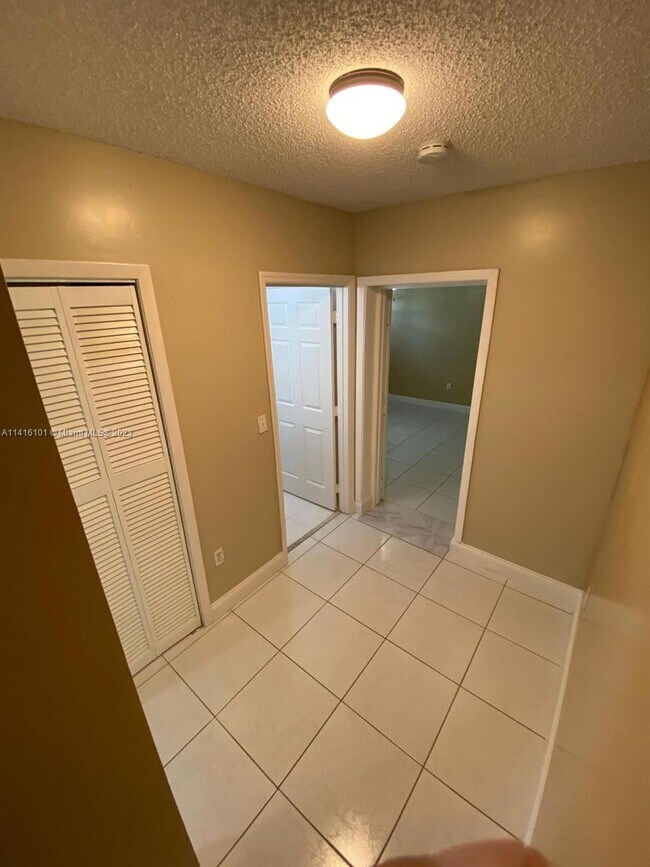 Building Photo - 671 E 59th St