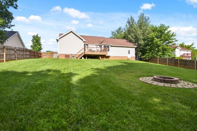 Building Photo - Pet Friendly Three Bedroom with Bonus!
