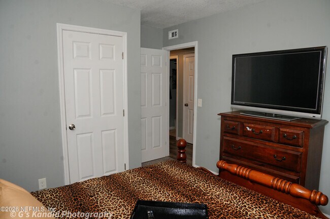 Building Photo - 2453 Wilmont Ave