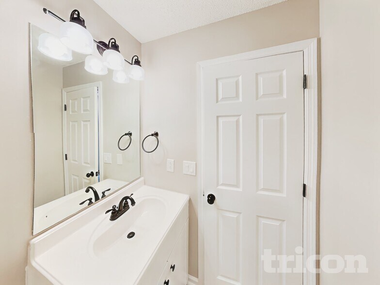 Building Photo - 911 Red Feather Trail