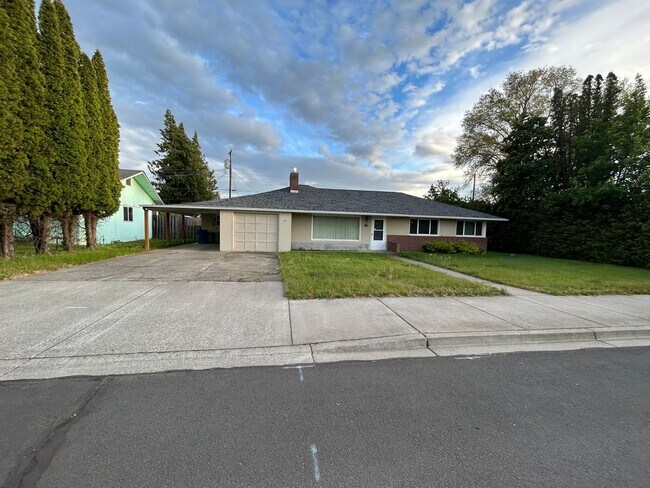 Building Photo - 4 Bed/2Bath home with large yard near scho...