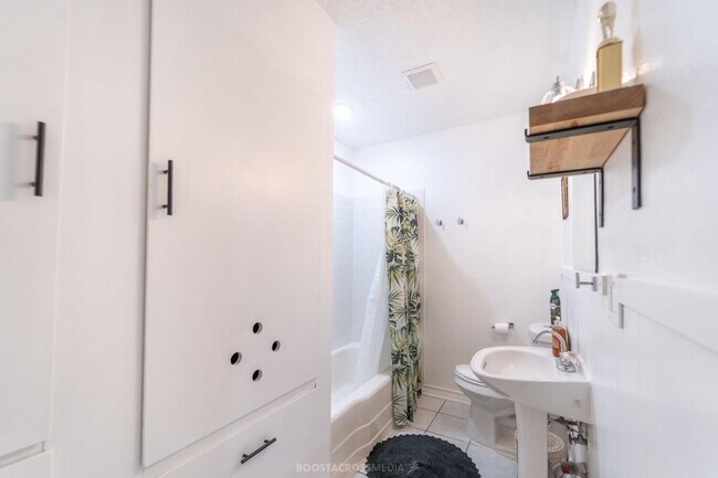 Building Photo - ADORABLE 3 bedroom!