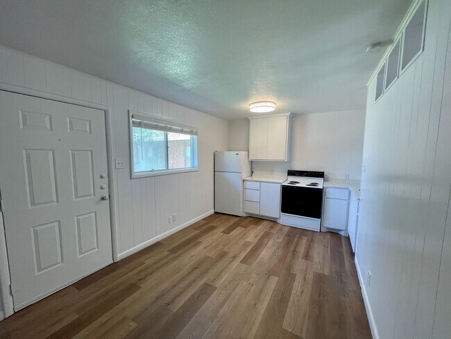 Building Photo - Spartanly Furnished Apartment 5 Miles to S...