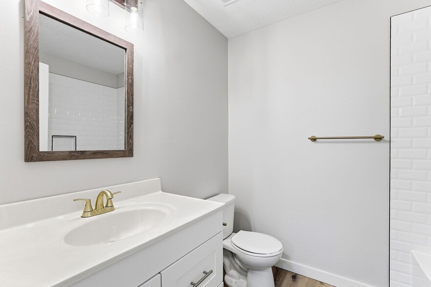 Building Photo - 351 W Eagle Lake Dr