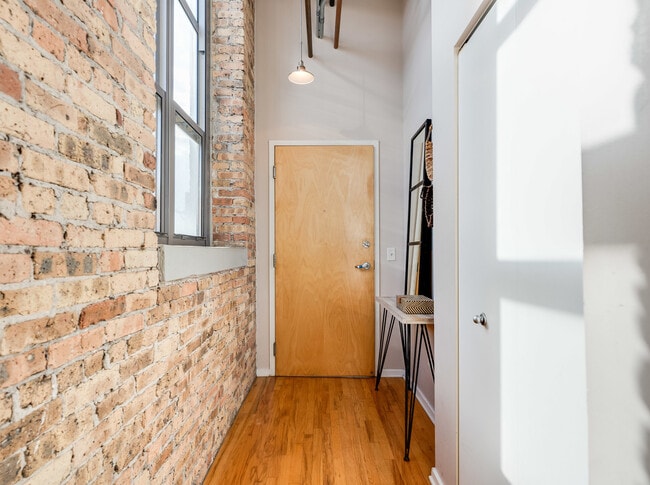 Building Photo - 1735 N Paulina St