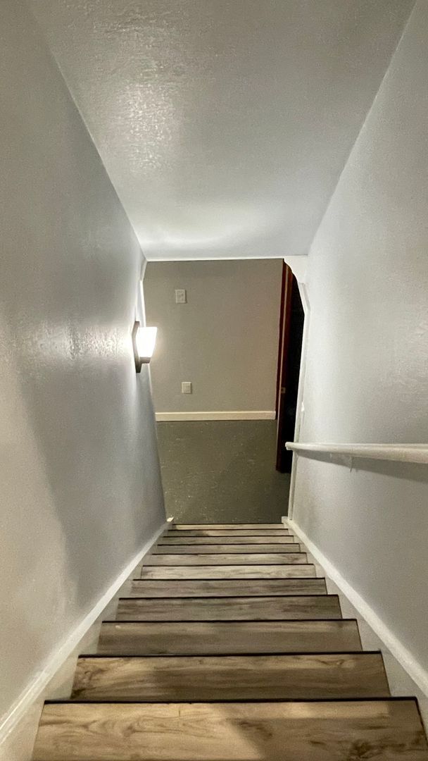 Building Photo - Spacious 4-Bedroom with Mountain Views & U...