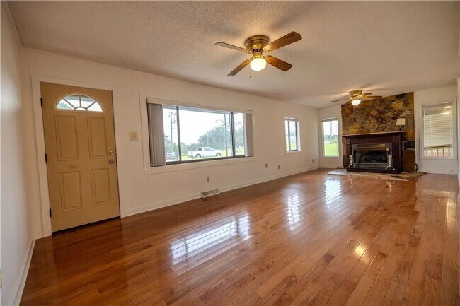 Building Photo - 3 Bedroom Home w/ Workshop and Fenced Yard