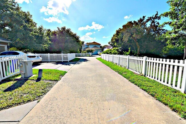 Building Photo - 104 Mertz Ln