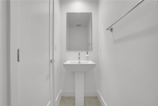 Building Photo - 140 Allusion