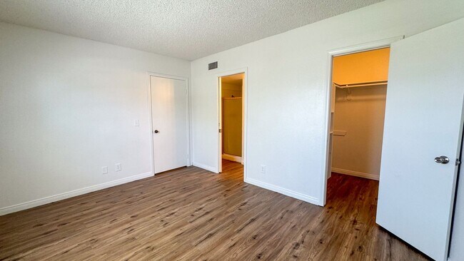 Building Photo - Las Vegas 2-Bed, 2-Bath Condo in Secure Ga...