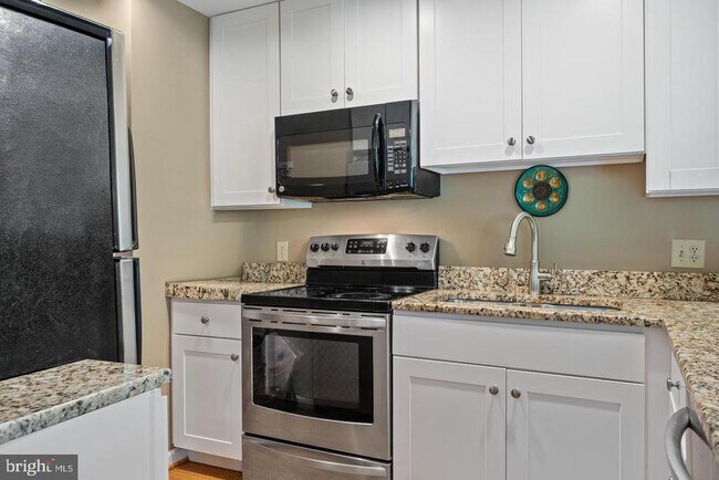 Building Photo - 5705 Chapman Mill Dr