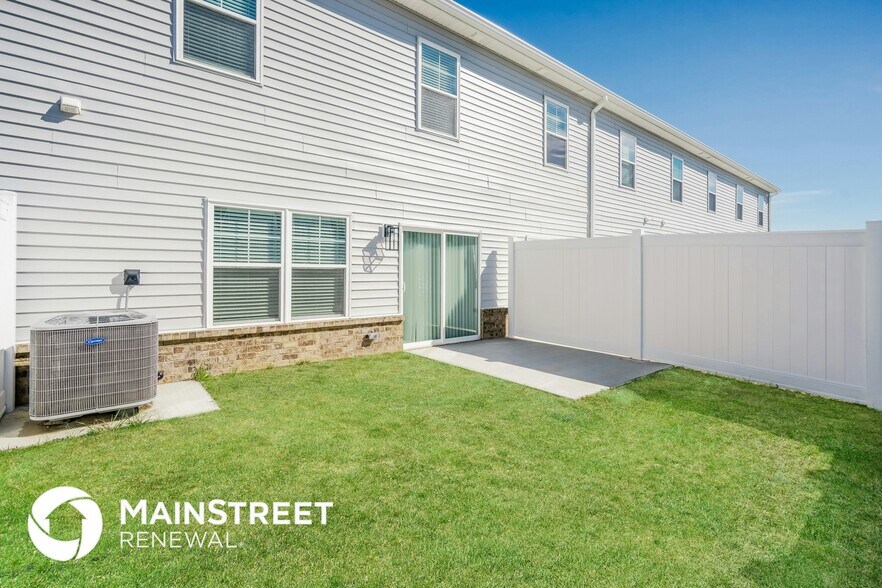Building Photo - 2058 N Sarah Dr