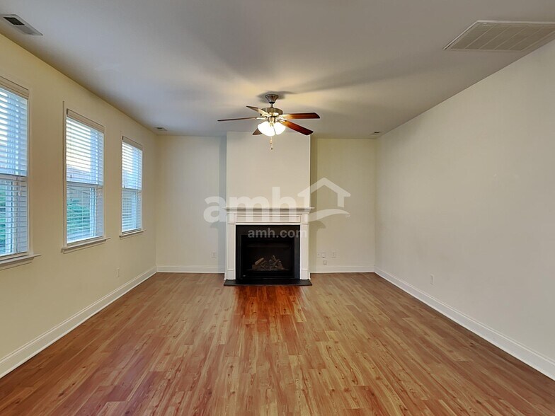 Building Photo - 206 Southfork Ln