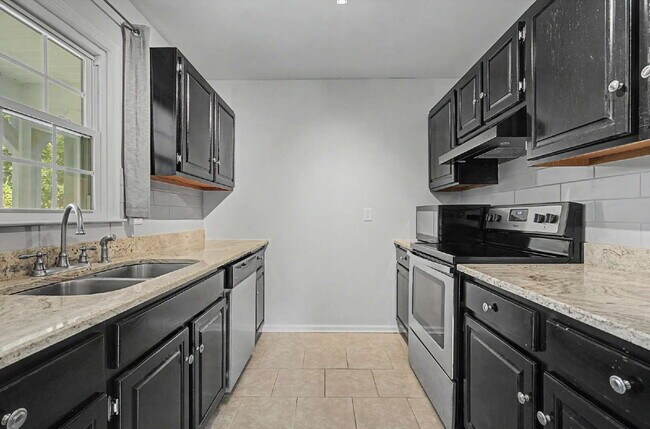 Building Photo - 2-Bedroom Condo Retreat in the Heart of Cary!