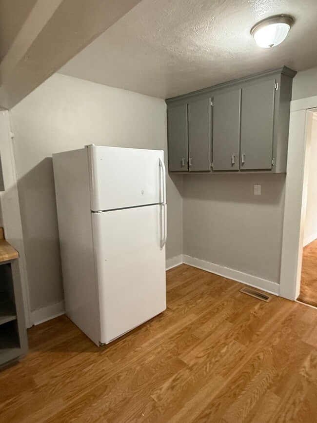 Building Photo - FIRST FULL MONTH RENT FREE