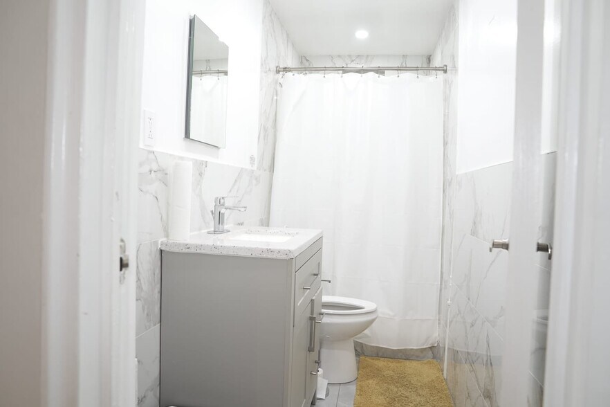 Building Photo - 813 Calhoun Ave