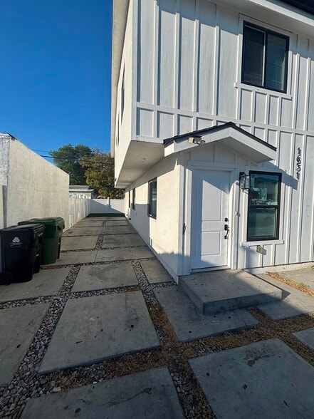 Building Photo - 1651 W 85th St