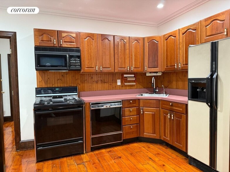 Building Photo - 152 6th Ave