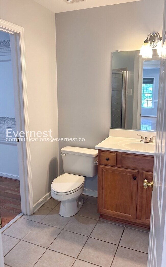 Building Photo - 6 Bed/4 Bath Home with Modern Amenities / Available Now!