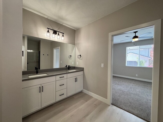 Building Photo - SPACIOUS HOME FOR RENT!