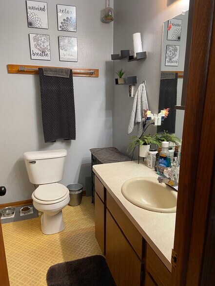 Bathroom 1 (full) - 211 S Spring St