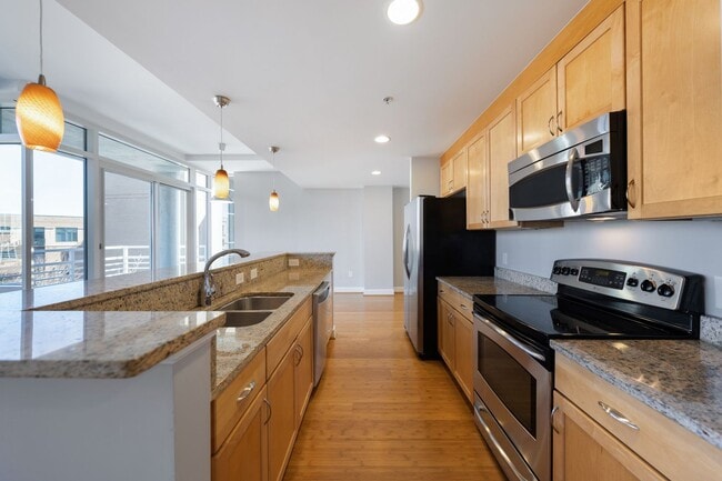 Building Photo - Light filled 1 bed/ 1 bath condo with balcony minutes to downtown Chapel Hill